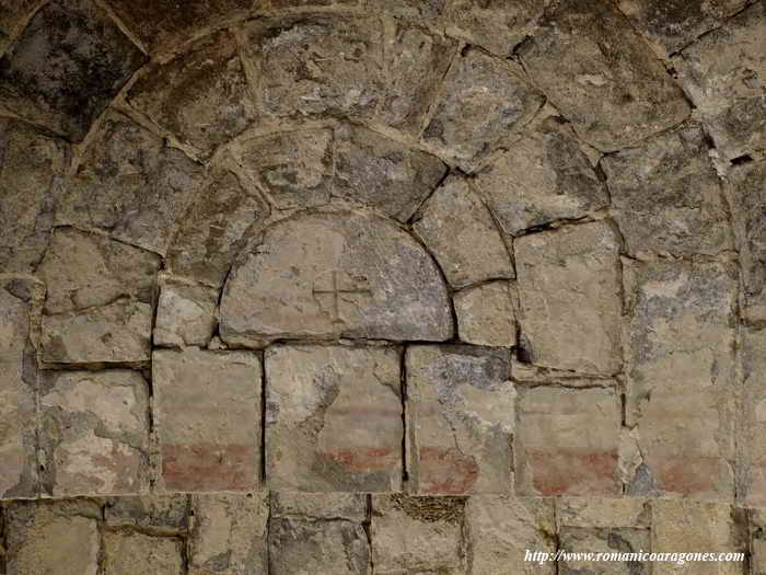 Detalle de la clave absidal con cruz grabada